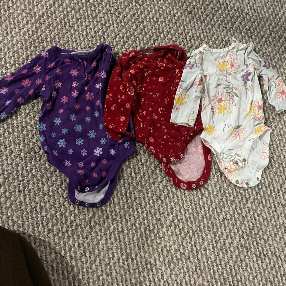 10  long sleeve onesies 3-6 month